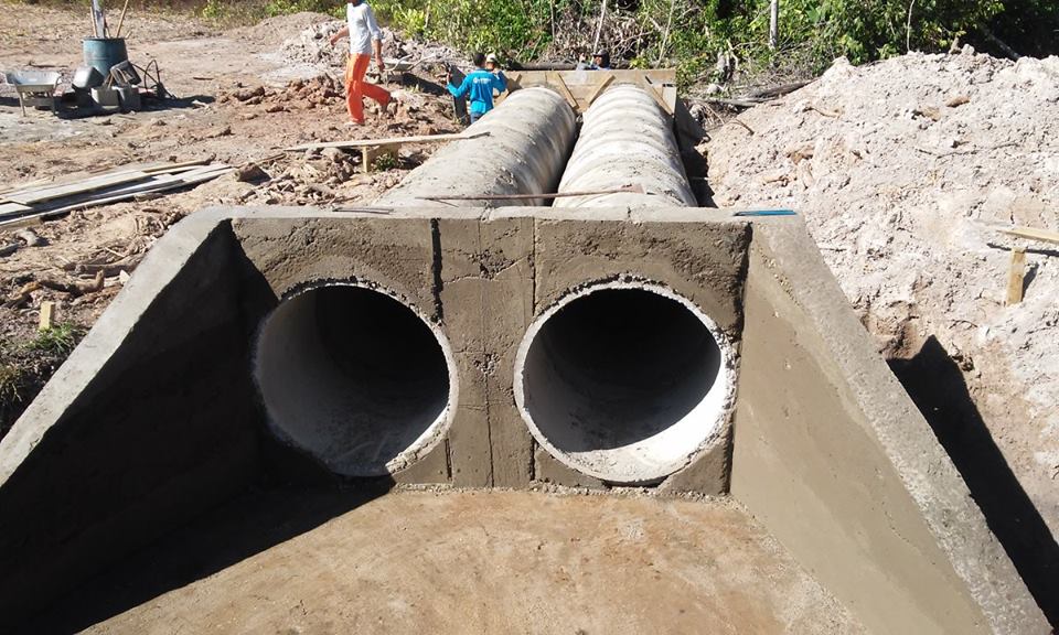 Bueiros com tubos de concreto armado 