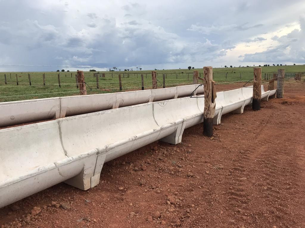 Cochos de ração tipo J e tipo U
